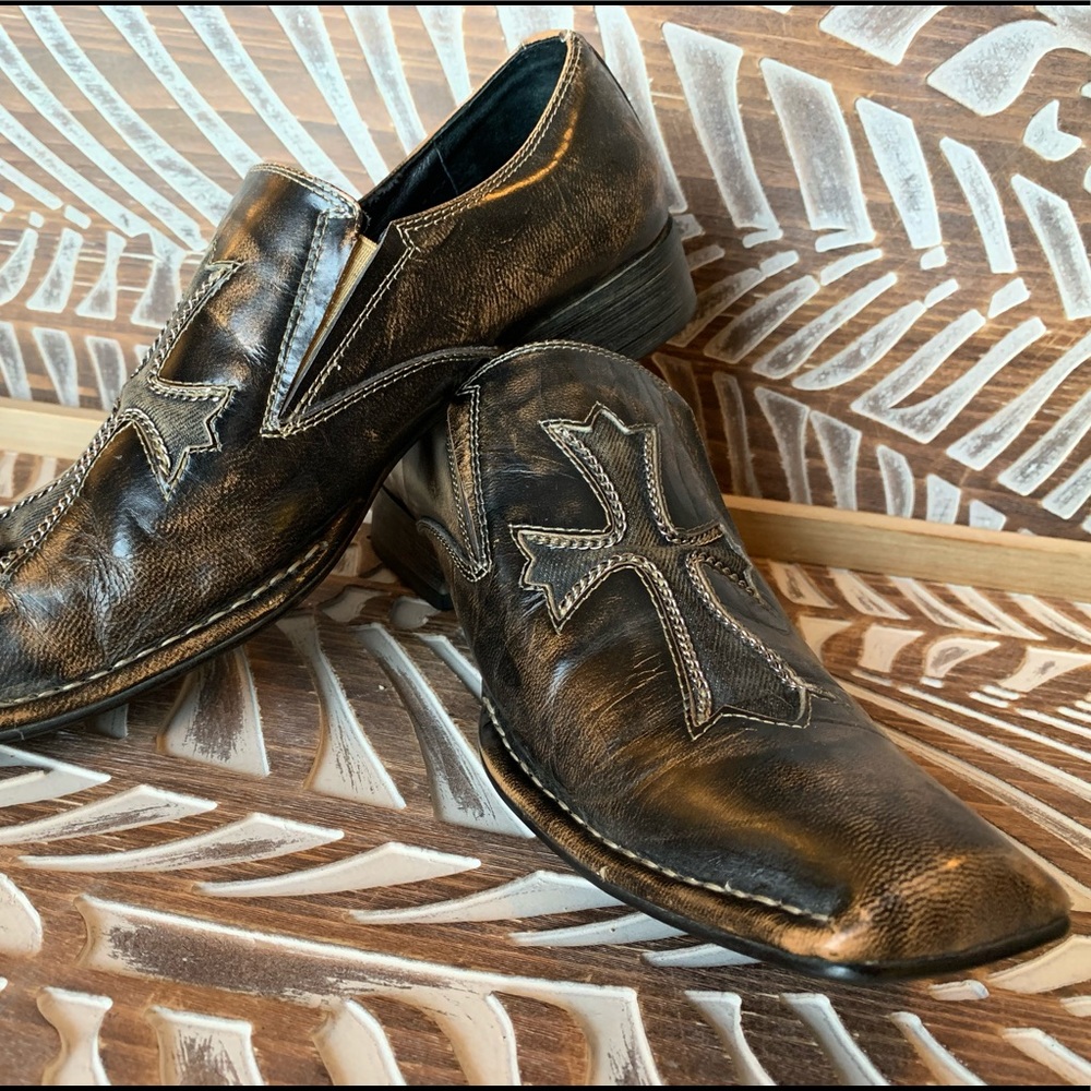 Men’s Aldo cross shoes with chains.
